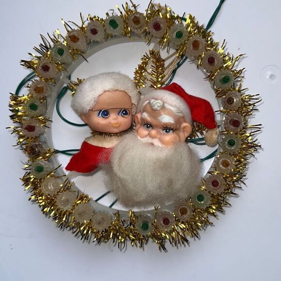 Vintage 70s Mrs & Mrs Claus inside of a gold tinsel & lights Christmas wreath - Picture 1 of 4